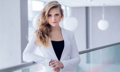 biaąa marynarka