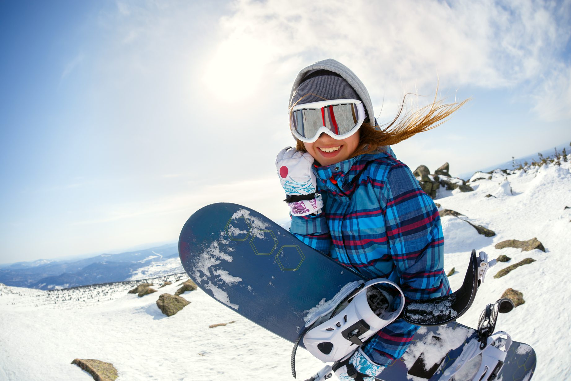 usmiechnieta kobieta na sniegu narty